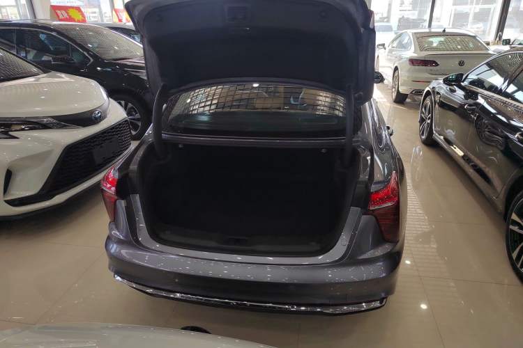 Used Hongqi H5 2023 1.5T HEV Smart Connect Flagship Edition Trunk