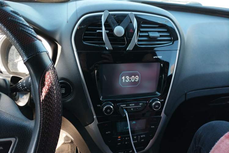 Used GAC Trumpchi GS5 Super 2015 1.8T Automatic Two-Wheel Drive Elite Edition Audio And AC Panel