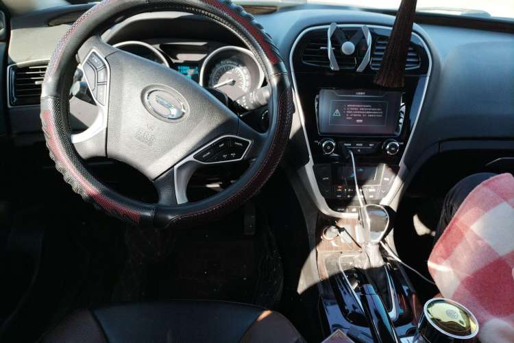 Used GAC Trumpchi GS5 Super 2015 1.8T Automatic Two-Wheel Drive Elite Edition Center Console