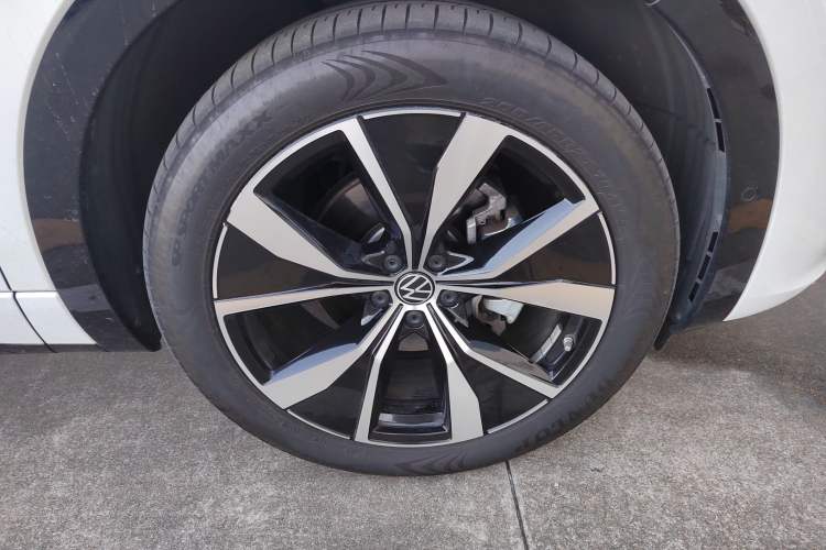 Used Volkswagen Tavendor 2023 380TSI All-Wheel Drive R-Line Journey Edition Right Front Wheel Hub
