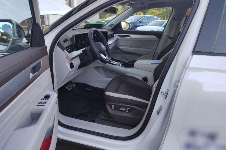 Used Volkswagen Tavendor 2023 380TSI All-Wheel Drive R-Line Journey Edition Driver Seat