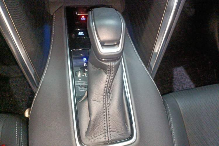 Used Toyota Harrier 2022 Dual-Engine 2.5L CVT Two-Wheel Drive Luxury Edition
