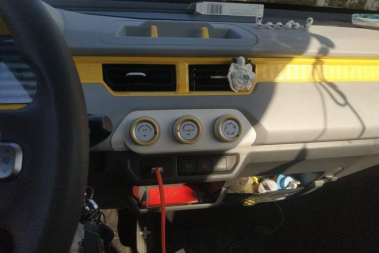 Used Chery New Energy QQ Ice Cream 2022 120km Conical Shape Lithium Iron Phosphate Audio And AC Panel