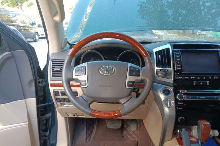 Used Toyota Land Cruiser 2012 4.6L Automatic VX-R
