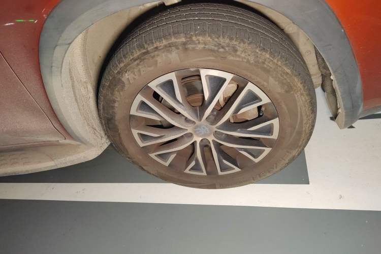 Used BYD Song New Energy 2017 Song DM 1.5TID All-Wheel Drive Luxury Model Right Front Wheel Hub