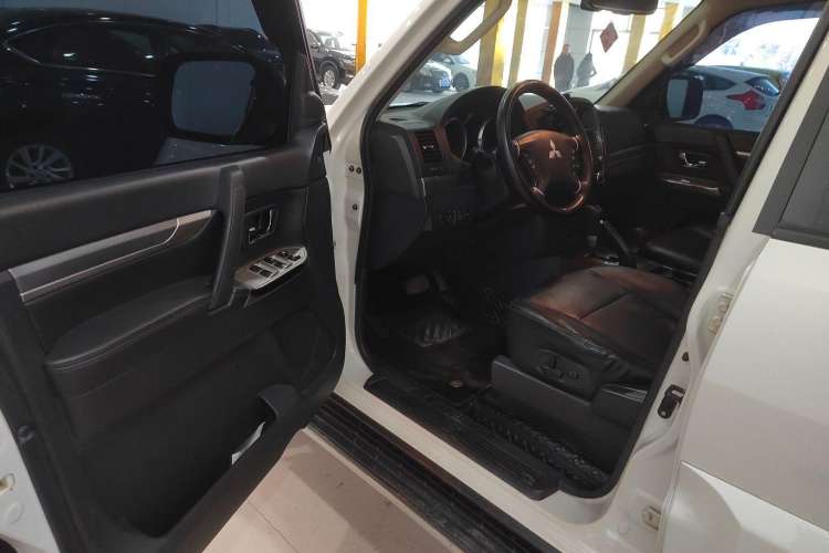 Used Mitsubishi Pajero 2015 3.0L Automatic Elite Plus Version China V Standard