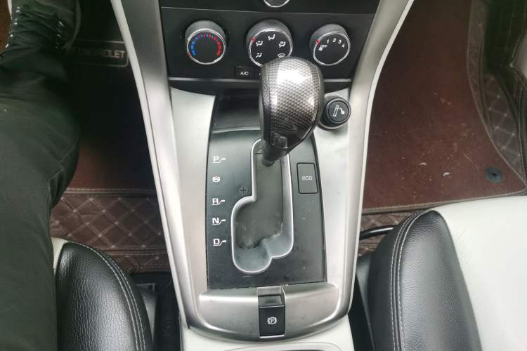 Used Chevrolet Captiva 2011 2.4 AT 5-Seater Comfort Edition Gear Lever