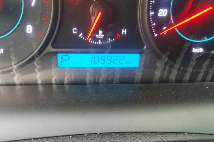 Used Chevrolet Captiva 2011 2.4 AT 5-Seater Comfort Edition Odometer Close Up