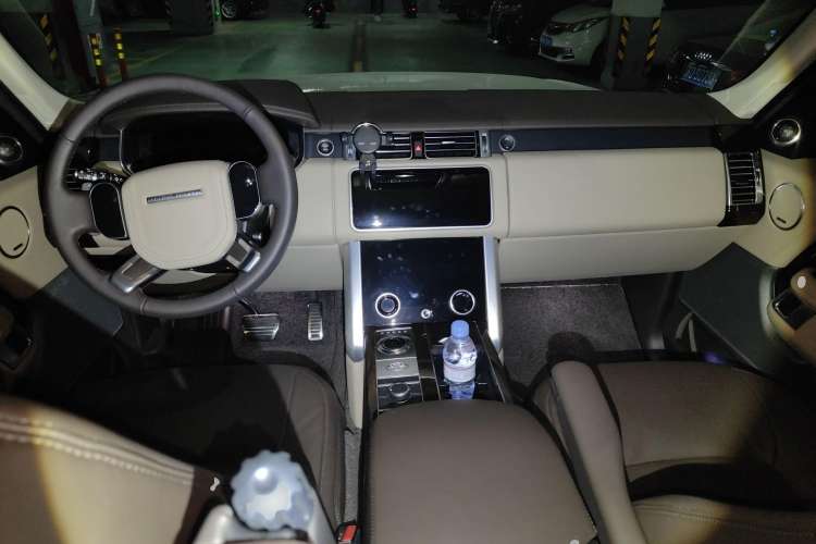 Used Land Rover Range Rover 2022 3.0 L6 400 PS Classic Extended Version
