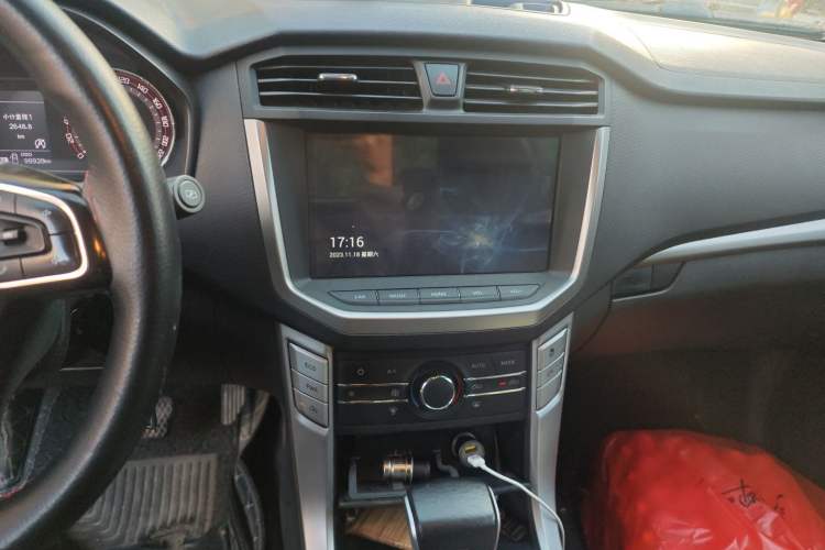 Used SAIC MAXUS T60 2017 2.0T Gasoline Automatic Two-Wheel Drive High-Ride Elite Model with Extended Cabin