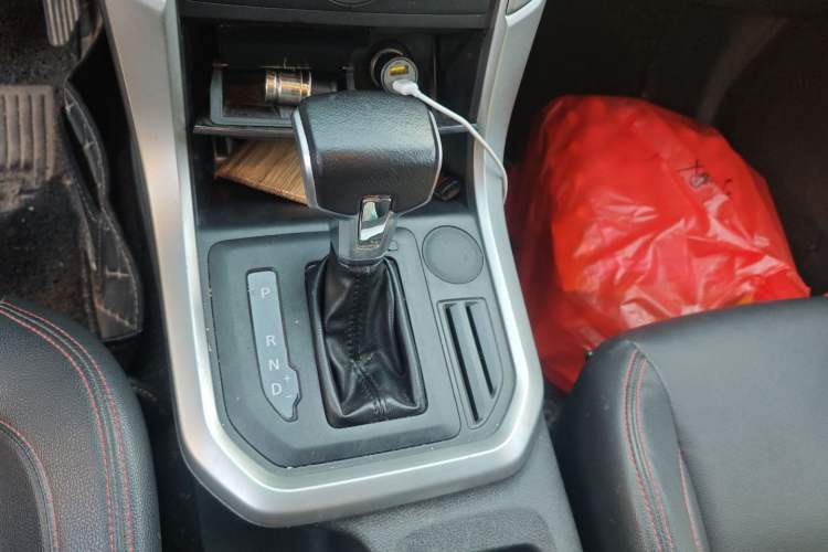 Used SAIC MAXUS T60 2017 2.0T Gasoline Automatic Two-Wheel Drive High-Ride Elite Model with Extended Cabin