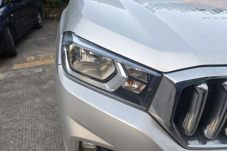 Used SAIC MAXUS T60 2017 2.0T Gasoline Automatic Two-Wheel Drive High-Ride Elite Model with Extended Cabin