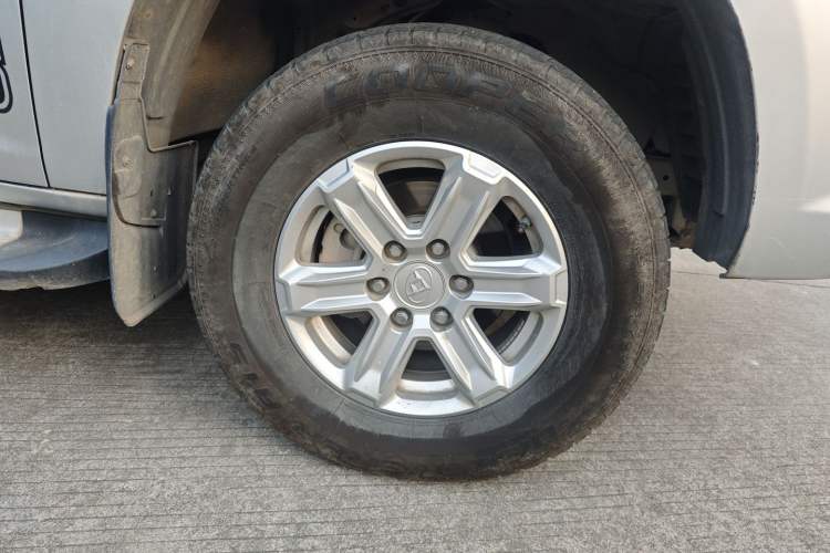 Used SAIC MAXUS T60 2017 2.0T Gasoline Automatic Two-Wheel Drive High-Ride Elite Model with Extended Cabin