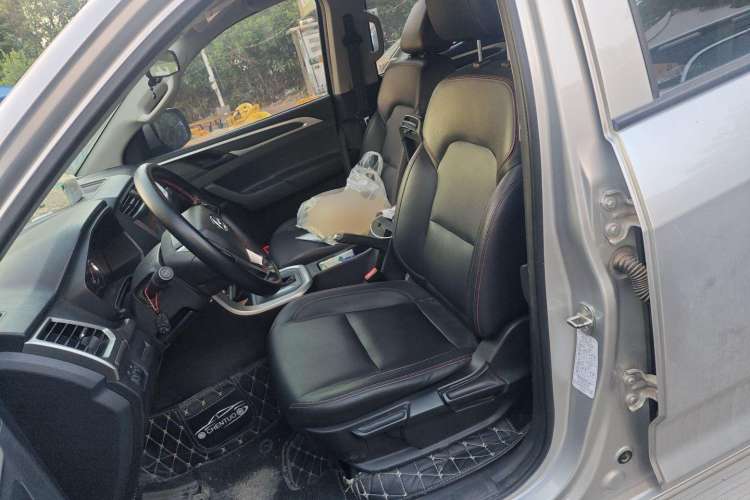 Used SAIC MAXUS T60 2017 2.0T Gasoline Automatic Two-Wheel Drive High-Ride Elite Model with Extended Cabin