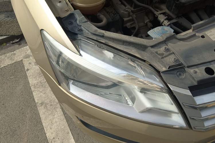 Used Volkswagen Santana 2015 1.6L Automatic Luxury Edition Right Front Headlight