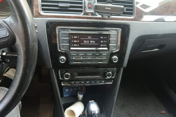 Used Volkswagen Santana 2015 1.6L Automatic Luxury Edition Audio And AC Panel