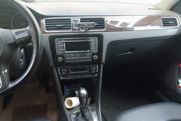 Used Volkswagen Santana 2015 1.6L Automatic Luxury Edition Center Console