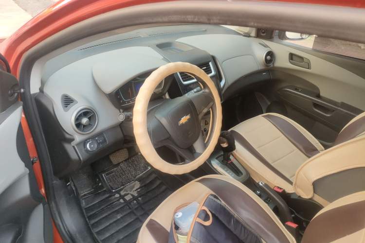 Used Chevrolet Aveo Sonic 2014 Sedan 1.4SL AT Stylish Sunroof Edition
