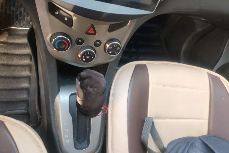 Used Chevrolet Aveo Sonic 2014 Sedan 1.4SL AT Stylish Sunroof Edition
