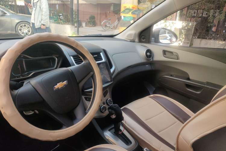 Used Chevrolet Aveo Sonic 2014 Sedan 1.4SL AT Stylish Sunroof Edition
