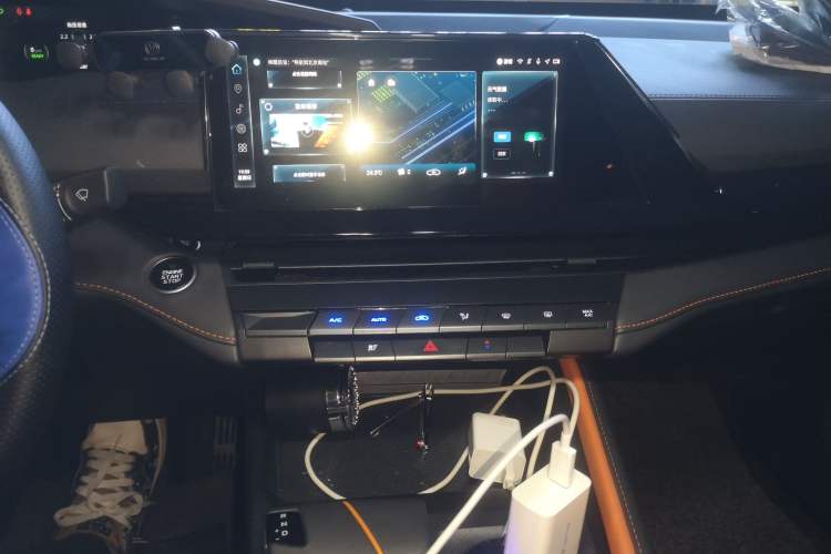 Used CHANGAN UNI-V iDD 2023 ZhiDian iDD 1.5T 113km Smart & Fun Version Audio And AC Panel