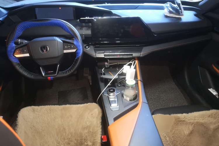 Used CHANGAN UNI-V iDD 2023 ZhiDian iDD 1.5T 113km Smart & Fun Version Center Console