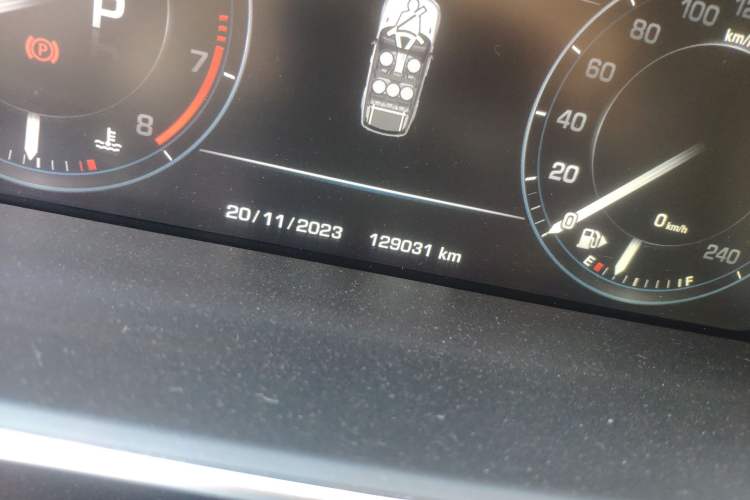 Used Land Rover Range Sport 2014 3.0 SC V6 HSE Odometer Close Up