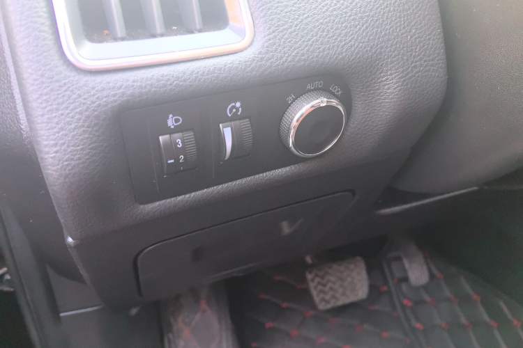 Used JMC Yusheng S350 2016 2.0T Automatic All-Wheel Drive Gasoline Ultra-Luxury 5-Seater
