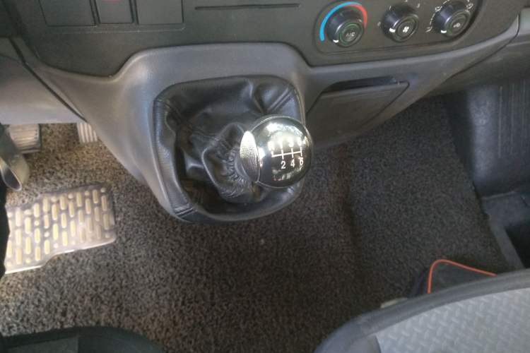 Used Ford Transit Custom 2016 2.2T Long-Wheelbase 6/7-Seater Mid-Roof Multi-Purpose Vehicle
