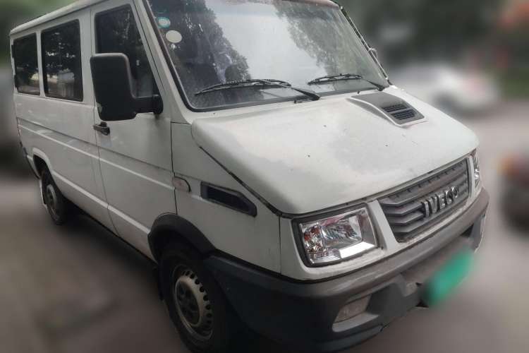 Used Iveco Daily 2017 2.5T A35 Low-Roof 5-7 Seater Passenger Van 47Z5
