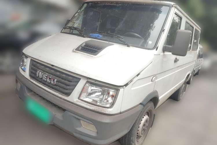 Used Iveco Daily 2017 2.5T A35 Low-Roof 5-7 Seater Passenger Van 47Z5