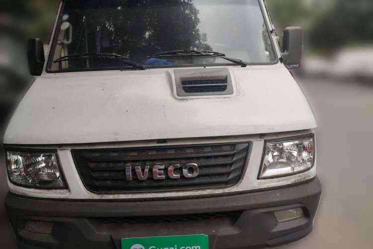 Used Iveco Daily 2017 2.5T A35 Low-Roof 5-7 Seater Passenger Van 47Z5
