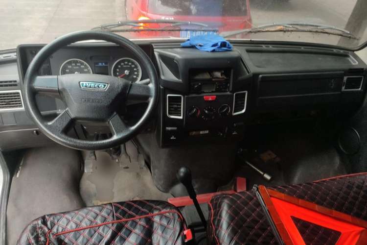 Used Iveco Daily 2017 2.5T A35 Low-Roof 5-7 Seater Passenger Van 47Z5
