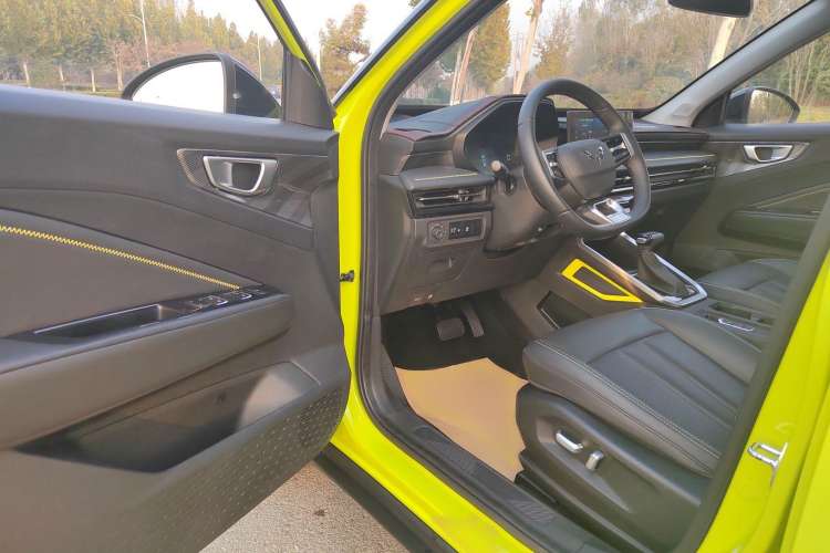 Used Wuling Alvez 2022 1.5T CVT Trendy & Cool Edition
