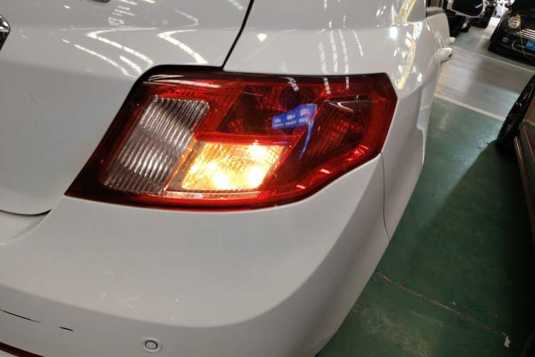Used Geely Auto Classic Emgrand 2013 Hatchback 1.8L CVT Elite Model
