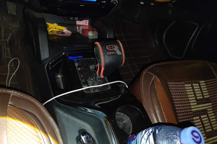 Used Geely Auto GX7 2015 Sports Edition 2.0L Automatic Luxury Upgrade Version China V Standard
