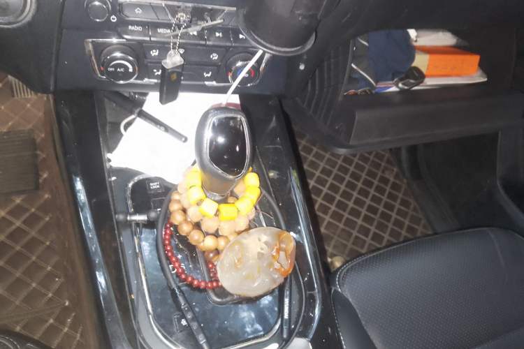 Used Dongfeng Fengon S560 2018 1.8L CVT Elite Model 7 Seats Gear Lever