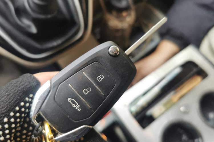 Used SAIC MAXUS Xintu V90 2019 2.0T Manual ZhiDa Rear-Drive Single-Tire Long Wheelbase High-Roof 9-Seater
