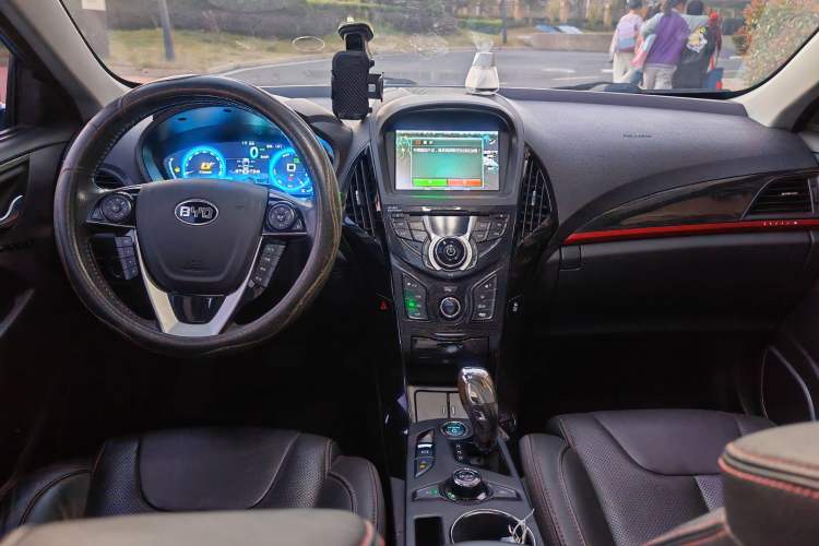 Used BYD Qin New Energy 2014 1.5T Cool Black Knight Flagship Model
