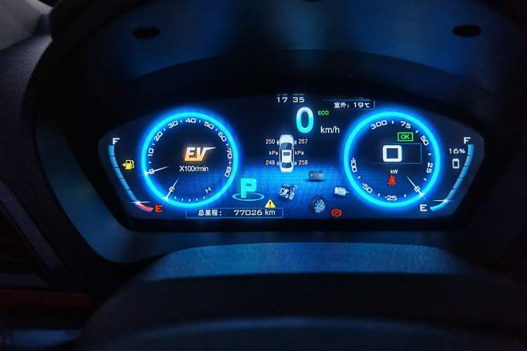 Used BYD Qin New Energy 2014 1.5T Cool Black Knight Flagship Model
