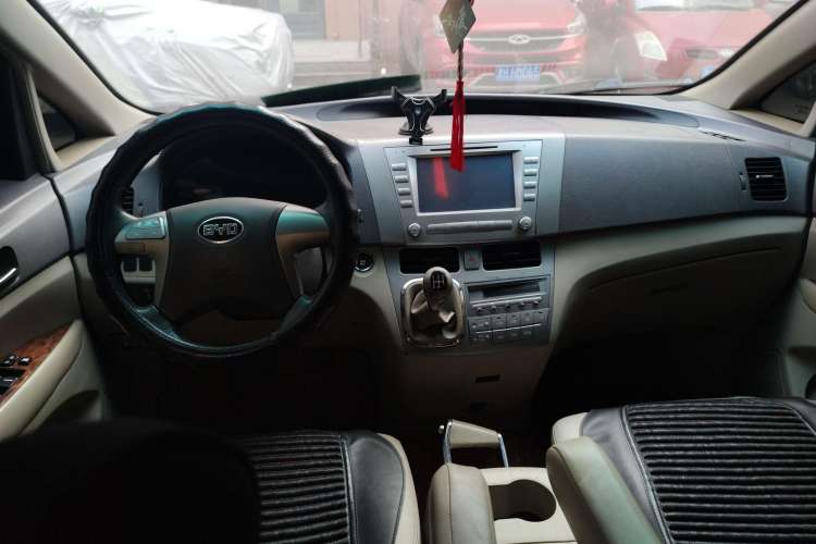 Used BYD M6 2013 2.0L Manual Comfort Edition
