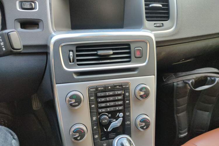 Used Volvo S60 New Energy 2015 S60L E-Drive Hybrid T6 Smart Drive Edition Audio And AC Panel