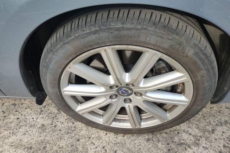 Used Volvo S60 New Energy 2015 S60L E-Drive Hybrid T6 Smart Drive Edition Right Front Wheel Hub