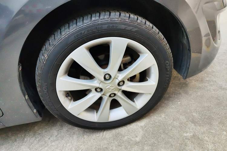 Used Hyundai Verna (older generation) 2010 Sedan 1.4L Automatic Luxury GLS Trim Right Front Wheel Hub