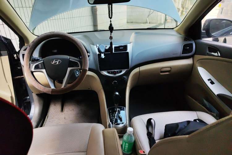 Used Hyundai Verna (older generation) 2010 Sedan 1.4L Automatic Luxury GLS Trim Center Console