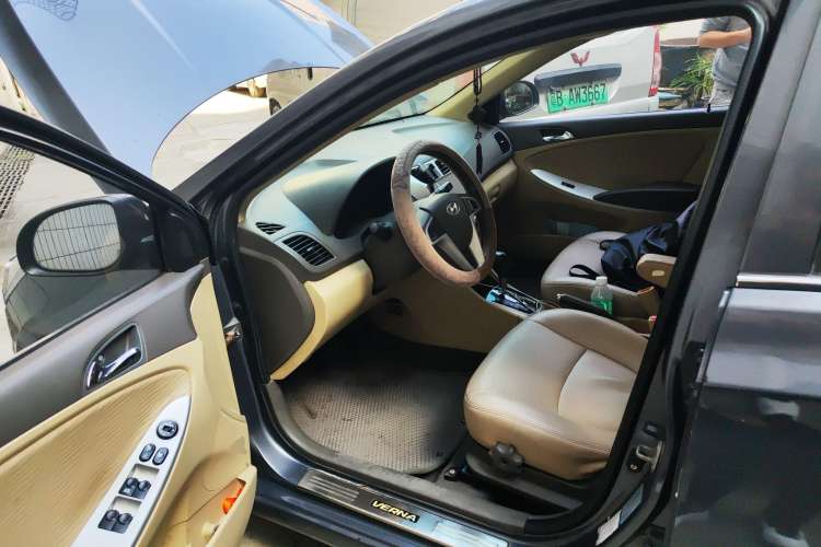 Used Hyundai Verna (older generation) 2010 Sedan 1.4L Automatic Luxury GLS Trim Driver Seat