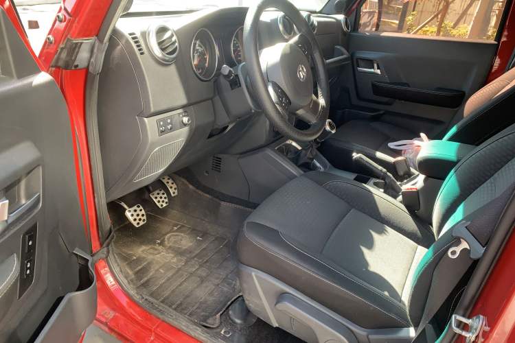 Used BAIC Off-Road BJ40 2016 40L 2.0T Manual Two-Wheel Drive Luxury Edition
