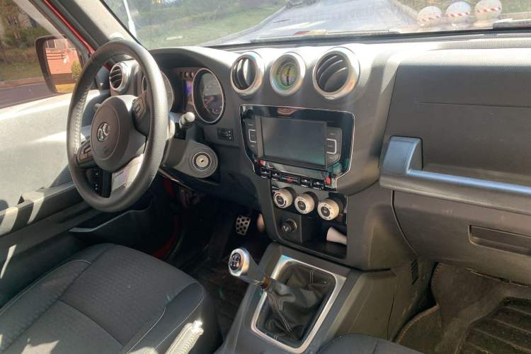 Used BAIC Off-Road BJ40 2016 40L 2.0T Manual Two-Wheel Drive Luxury Edition
