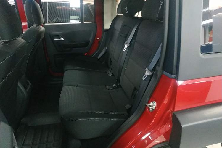 Used BAIC Off-Road BJ40 2016 40L 2.0T Manual Two-Wheel Drive Luxury Edition
