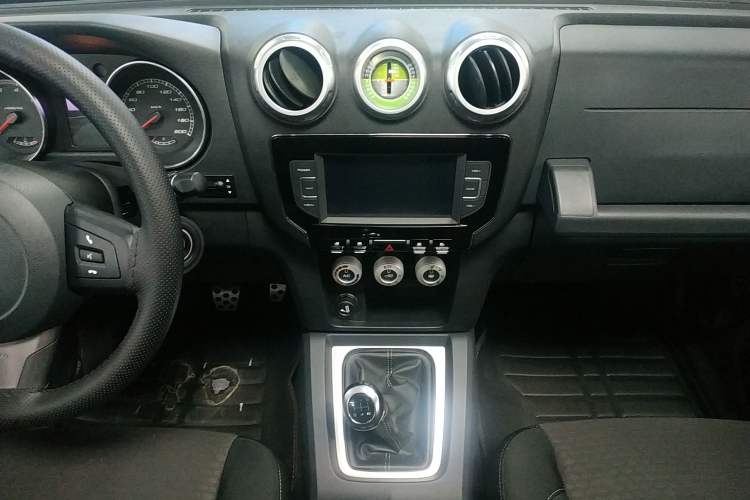 Used BAIC Off-Road BJ40 2016 40L 2.0T Manual Two-Wheel Drive Luxury Edition
